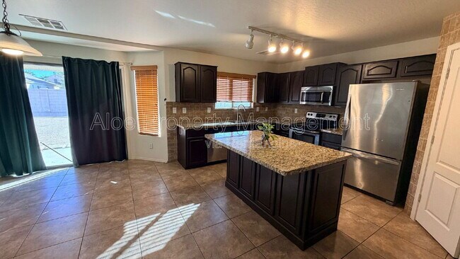 Foto del edificio - 45311 W Woody Rd