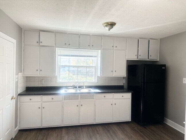Foto del edificio - 1685 N Forbes Rd