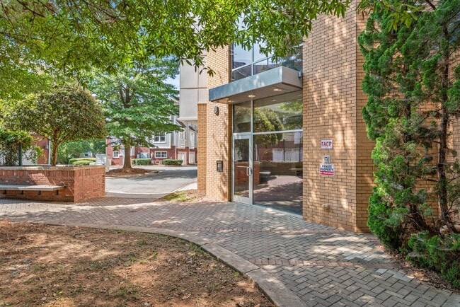 Foto del edificio - (Coming Soon) 1 Bedroom Condo In Southend with garage