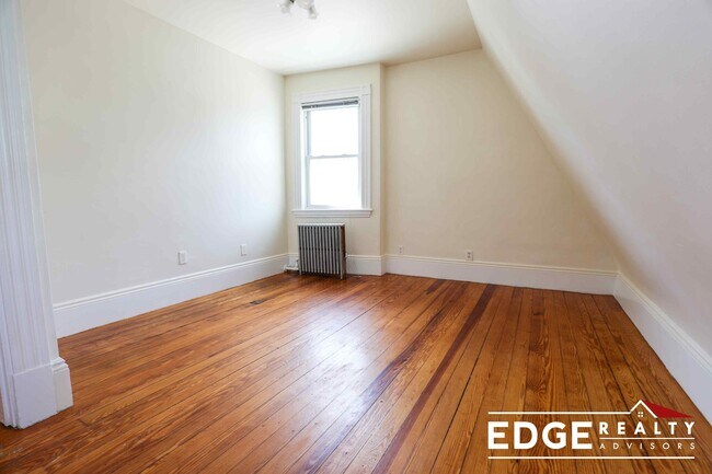 Building Photo - 15 Falkland St