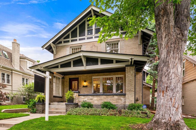 Building Photo - LOCATION LOCATION!! Stunning home located ...