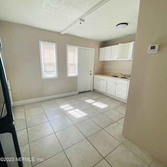 Foto del edificio - 1632 W 11th St