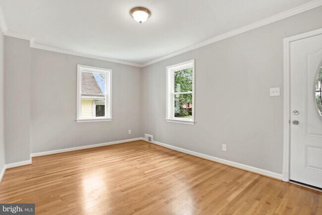 Building Photo - 875 N Greenbrier St