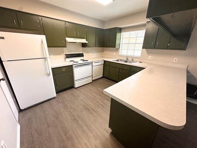 Foto del edificio - 3601 Cypress Gardens Rd