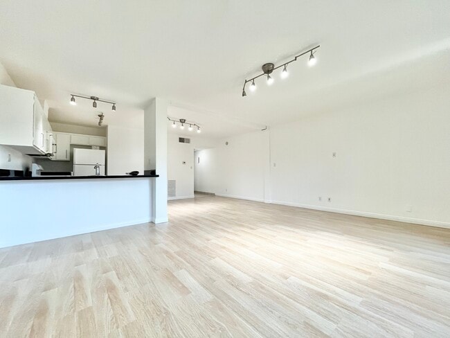 Building Photo - 4401 Kraft Ave