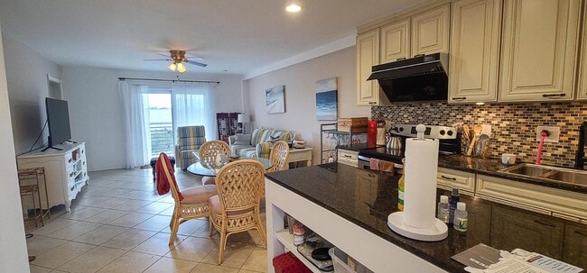 Building Photo - 2724 Garden Dr S