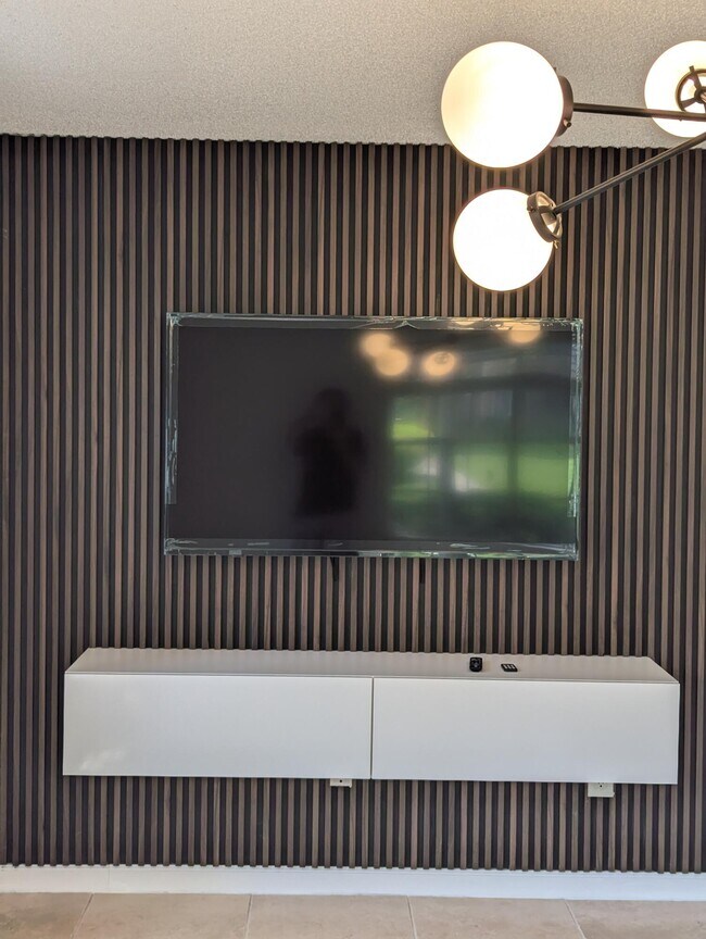 Foto del edificio - 1215 Crystal Way