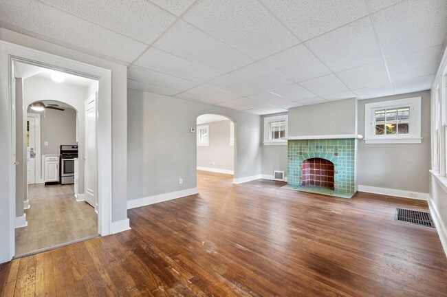 Building Photo - Updated 3 Bed, 1 Bath with Central AC, Laundry in Basement! Available Early June