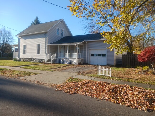 Side porch and 1 car garage - 653 Vine St