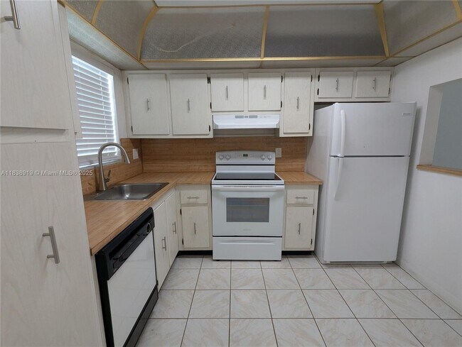 Foto del edificio - 609 S State Rd 7