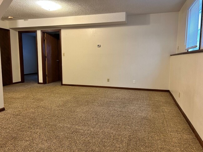 Building Photo - Convenient Location
