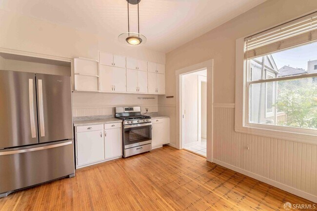 Building Photo - 154 Ney St
