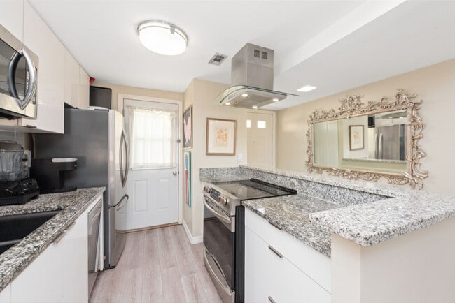 Building Photo - **Walk to the beach and Downtown Naples**ANNUAL or SEASONAL FURNISHED RENTAL AVAILABLE** 2 BEDS 2...