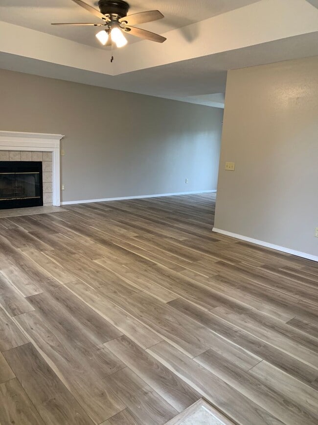 Building Photo - 3 bed 2 bath 2 car garage house in great l...