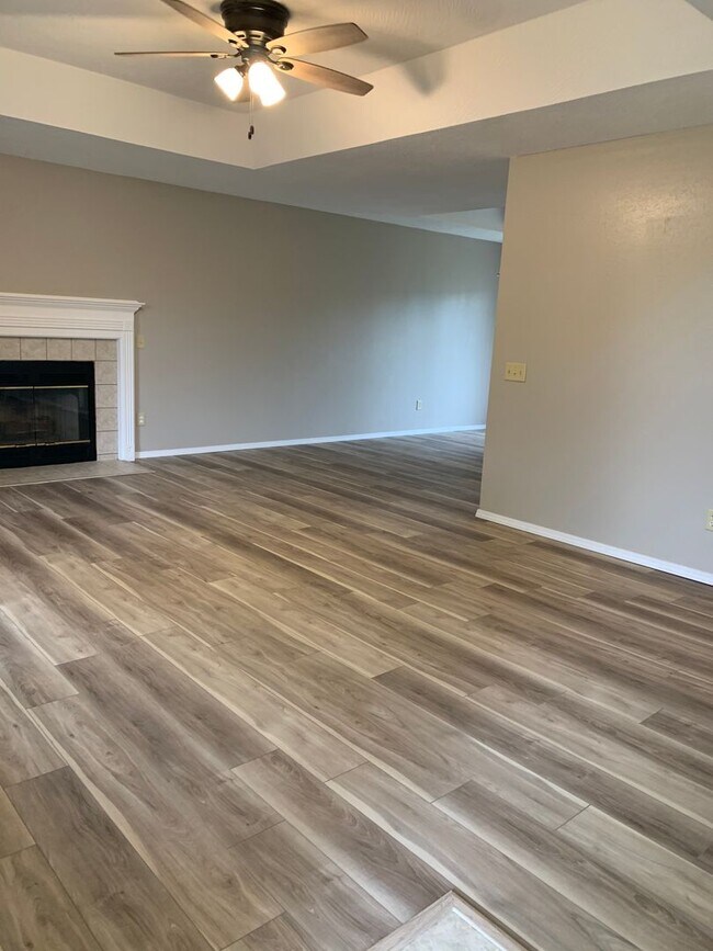 Foto del edificio - 3 bed 2 bath 2 car garage house in great l...