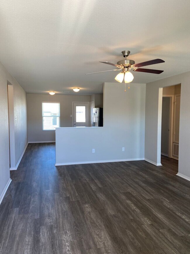 Foto del edificio - A MUST SEE! Three Bedroom | Two Bath Home in Conrad Court