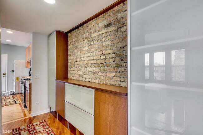 Building Photo - 2714 N Sawyer Ave