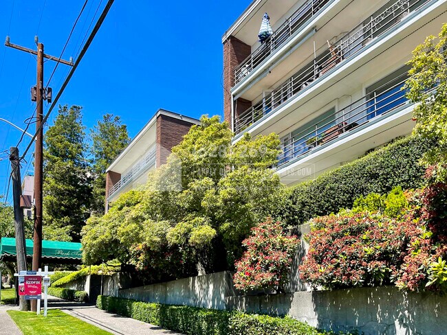 Building Photo - 530 W Olympic Pl