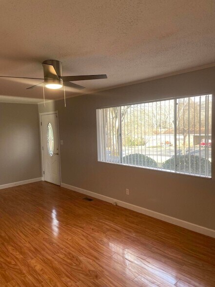Building Photo - 3840 Forestview Dr NW