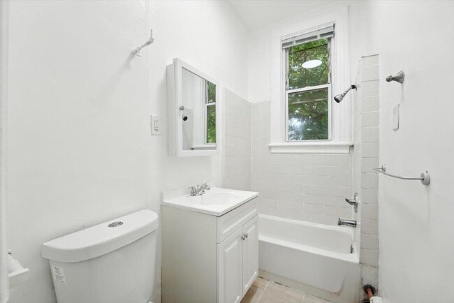 Building Photo - 122 Hutton St