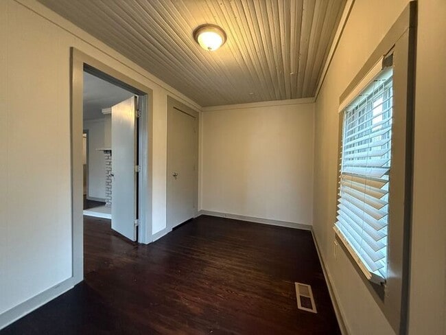 Photo - Beautiful Cottage Renovation! 3 Bedroom Cl... House