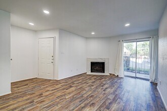 Building Photo - 11201 Lynbrook Dr