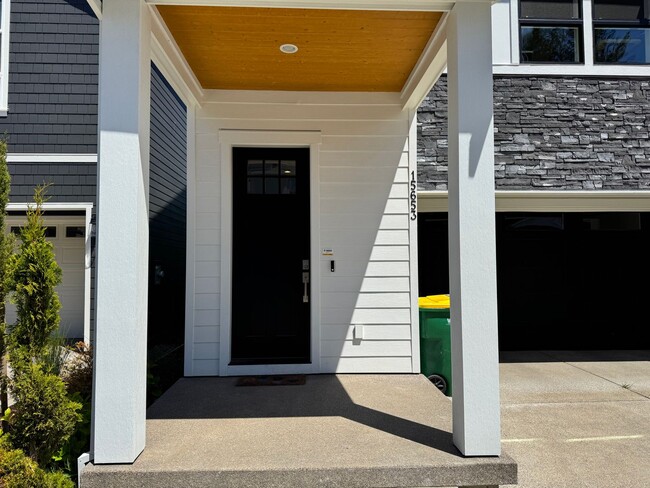 Foto del edificio - Modern and Immaculate 4-Bedroom Bethany Ho...