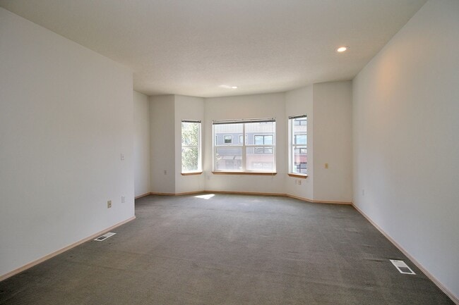 Building Photo - 3413 SW Moss St