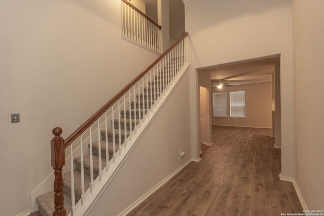 Foto del edificio - Stunning 5 bedroom 3 full bath home in the...