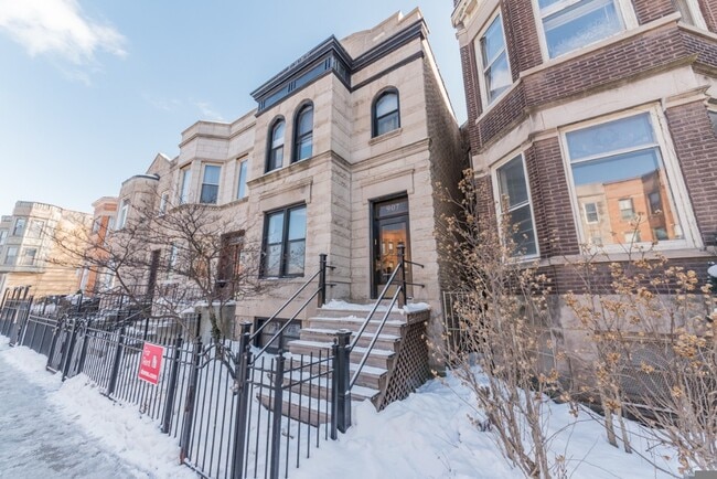 Building Photo - 907 W Addison St