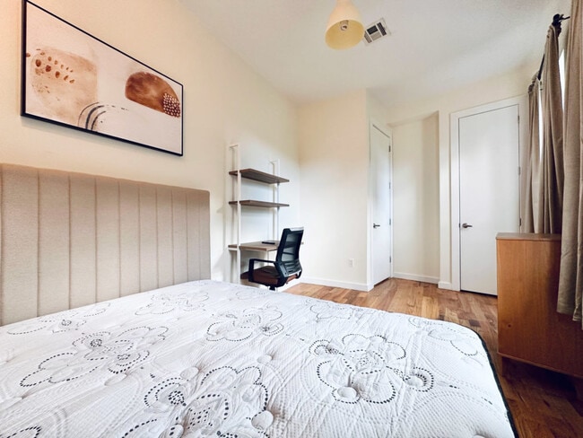Building Photo - Furnished room/NOT APARTMENT