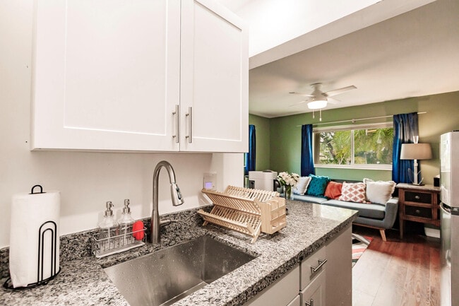 Building Photo - 2108 Hollywood Blvd