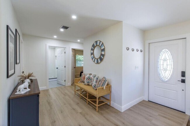 Foto del edificio - 16932 Aintree Dr W