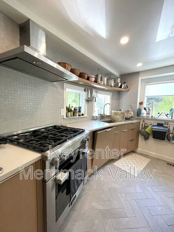 Building Photo - 44 River St