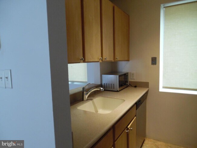Building Photo - 220 S Sartain St