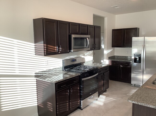 Foto del edificio - 2281 Solara Loop NE