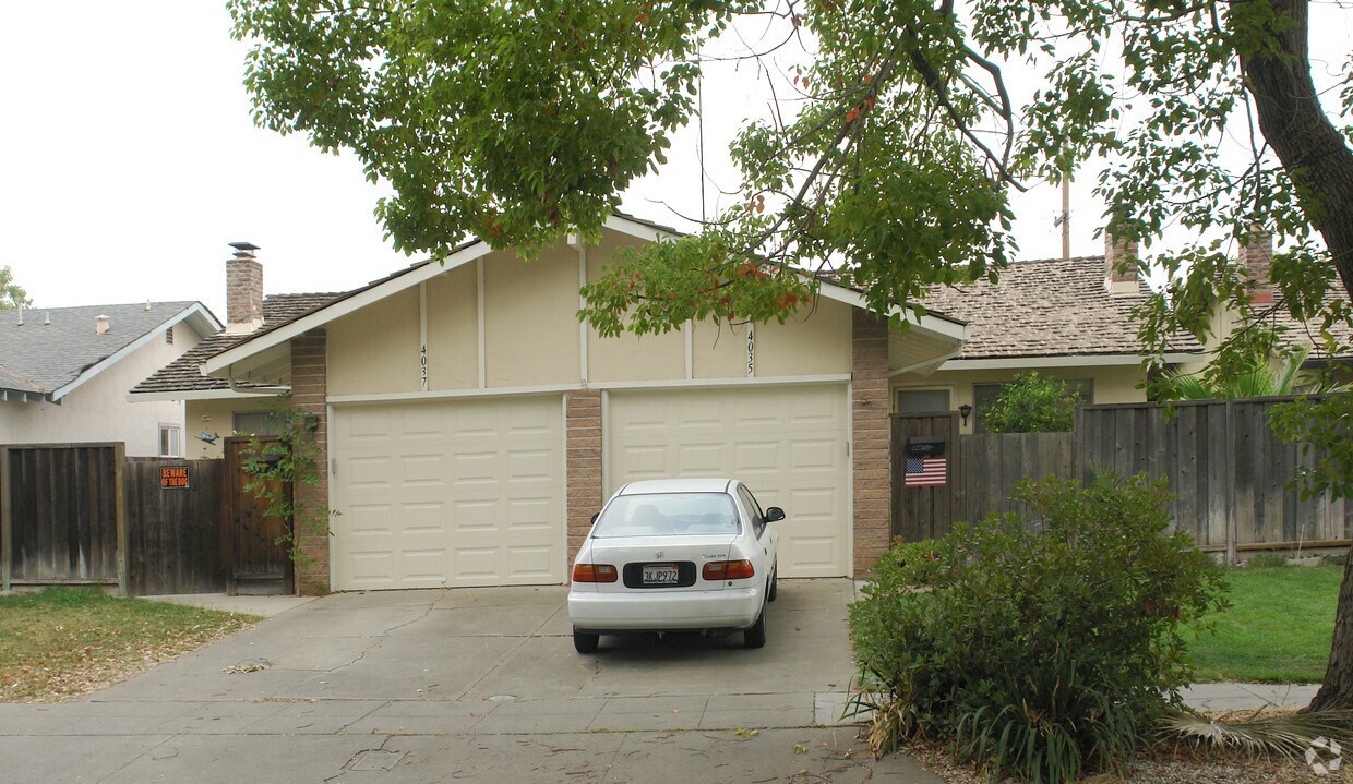 Building Photo - 4035-4037 Bismarck Dr