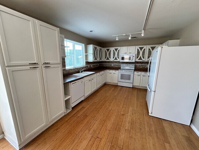 Building Photo - Charming 4-bedroom home in El Mirage