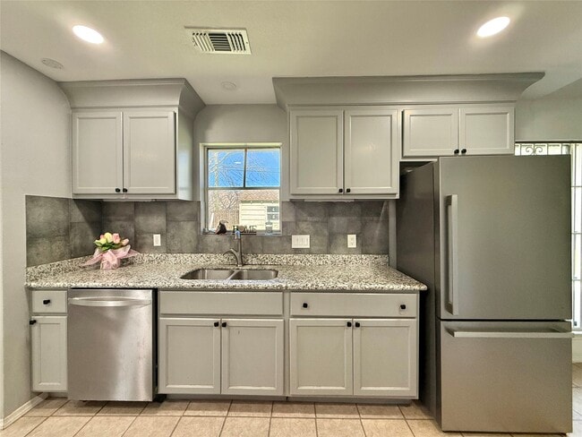 Building Photo - 8906 Leader St