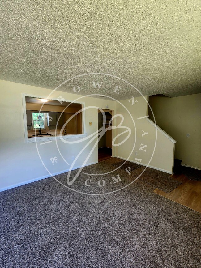 Building Photo - 3 bed 1.5 bath near UT! Updated throughout