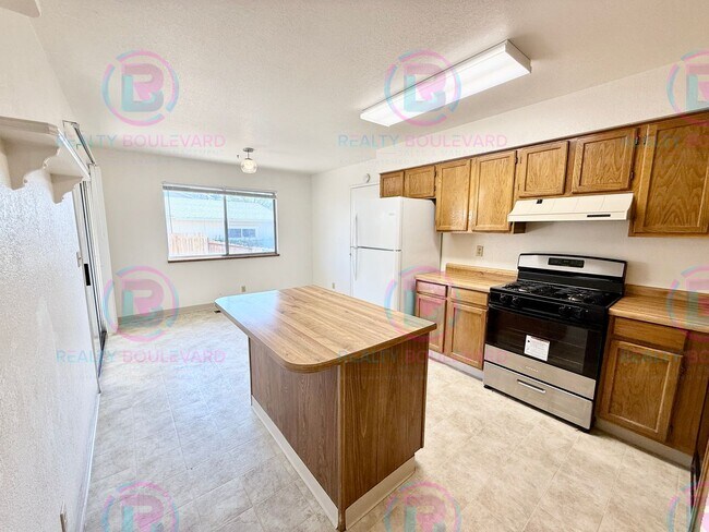 Foto del edificio - 1/2 Month Free!! 3BR/2BA Single-Story with...