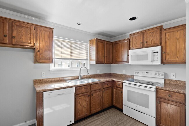 Building Photo - Charming 2 bed 2 bath Condo in the Heart o...