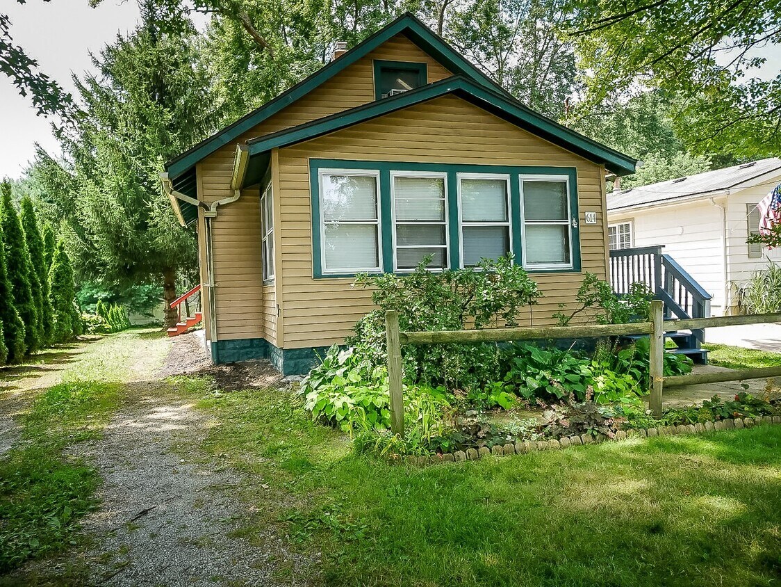 Primary Photo - A Nice 2br. Cozy Cuyahoga Falls Colonial -...