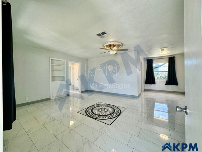Building Photo - 2037 Lake Dr