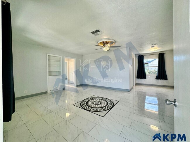 Foto del edificio - 2037 Lake Dr