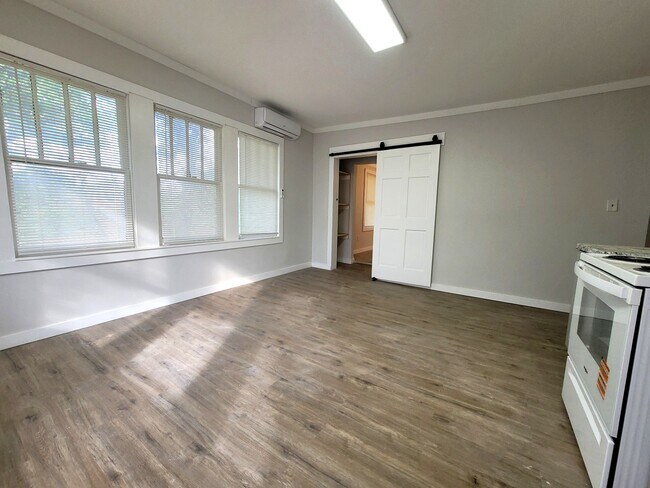 Foto del edificio - 307 W Adams St