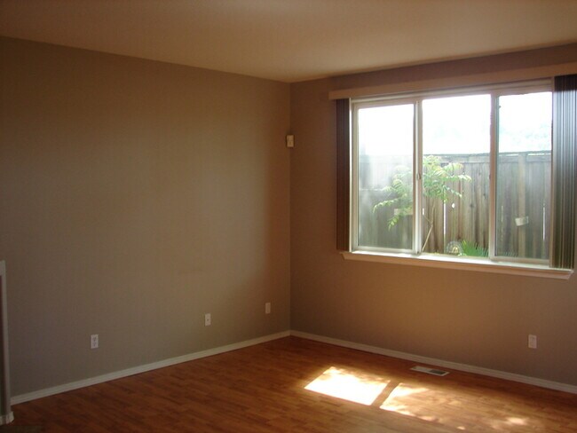 Foto del edificio - THREE BEDROOM TOWNHOME IN HAZEL DELL