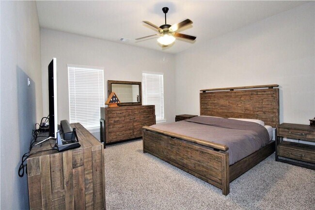 Building Photo - 4 br, 3 bath House - 984 Maize st