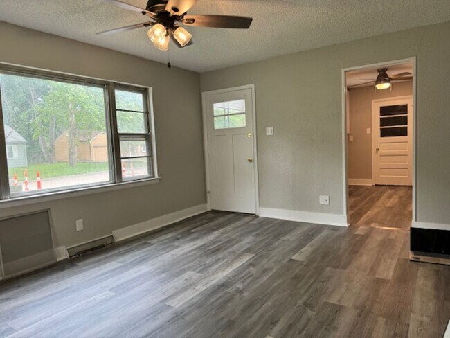 Foto del edificio - HOT OFF THE PRESS!