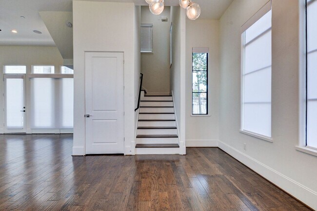 Foto del edificio - New construction, 4 story home with 3 beds...
